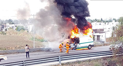 Ambulancia consumida por el fuego