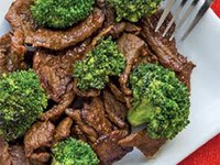 Tiras de milanesa de res con brócoli