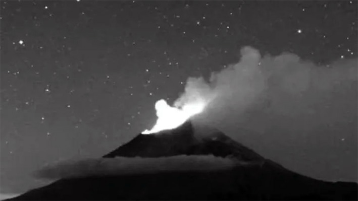 Volcán Popocatépetl vuelve a lanzar material incandescente