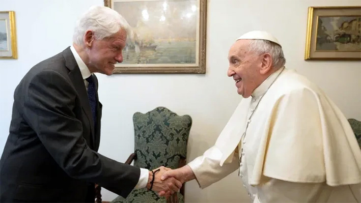 Papa Francisco recibe a Bill Clinton en el Vaticano