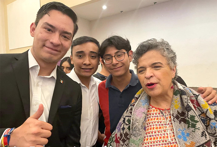 Priistas cholultecas reciben a Beatriz Paredes