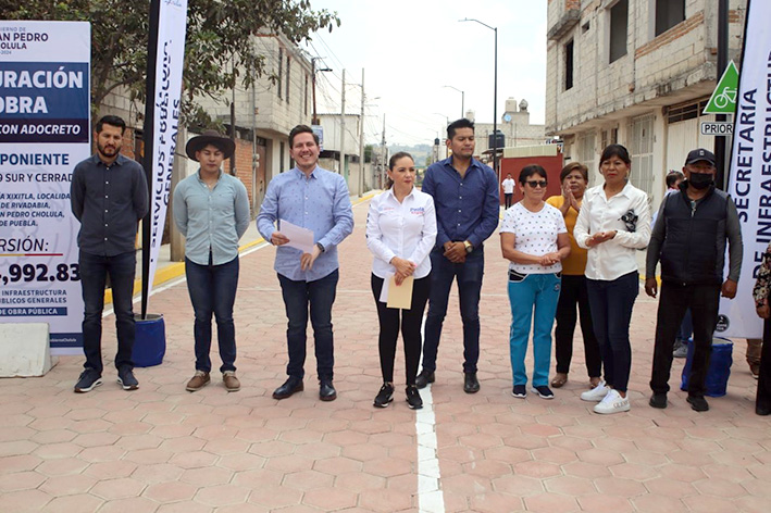 Entrega Paola Angon obra integral de calle, en el barrio de Xixitla
