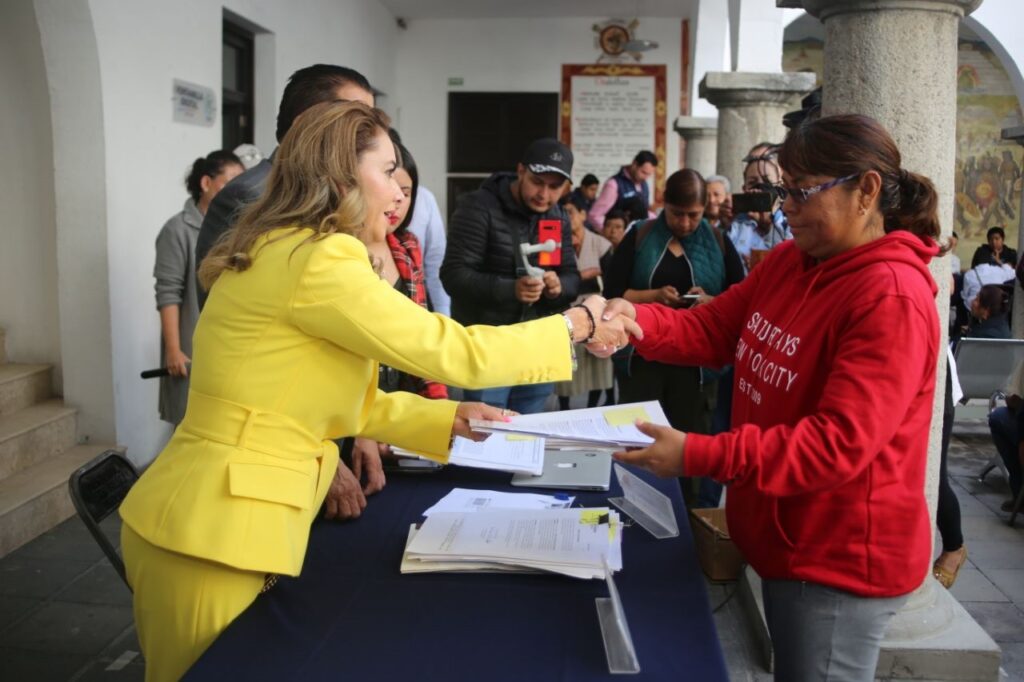 Paola Angon entrega escrituras a las familias, brindando certeza jurídica