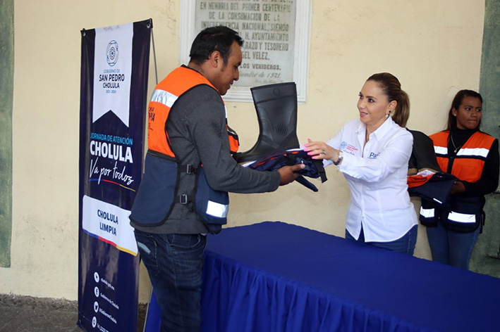 Personal de limpia recibe uniformes