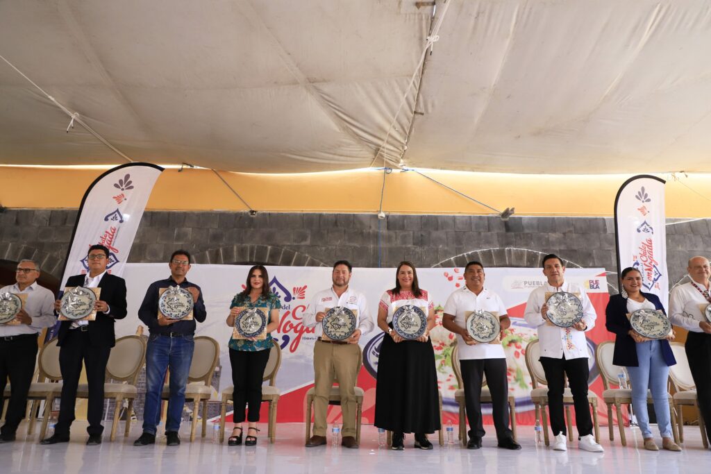 Lanza gobierno estatal marca de la ruta del Chile en Nogada 2023  * La intención es promocionar la temporada de ese platillo emblemático de Puebla, cuyos ingredientes base se producen en seis municipios de la zona del Izta-Popo * La secretaria de Turismo, Marta Ornelas Guerrero destacó el trabajo coordinado con ediles y sectores productivos con el fin de incentivar la llegada de más visitantes en estas comunidades