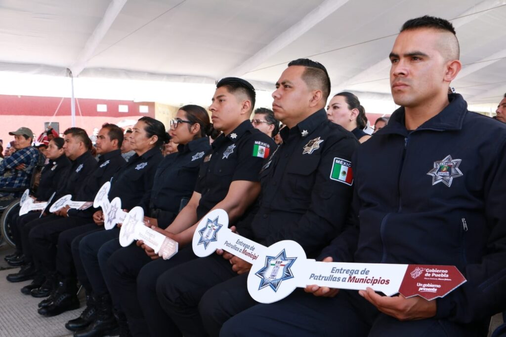 Con entrega de CIS, gobierno estatal garantiza servicios de calidad en San Martín Texmelucan  * Para reforzar la seguridad, el mandatario también entregó 10 patrullas al ayuntamiento * De igual forma otorgó 900 acciones de los programas sociales para el bienestar de las familias poblanas y 13 constancias de construcción y rehabilitación de espacios educativos