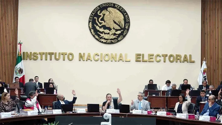 INE ordena a AMLO bajar Mañanera y al Frente publicaciones de redes