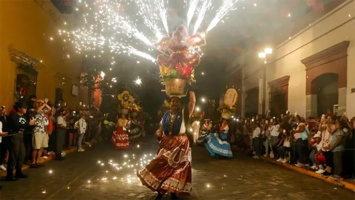 Oaxaca inicia festividades de la Guelaguetza con desfile de las delegaciones