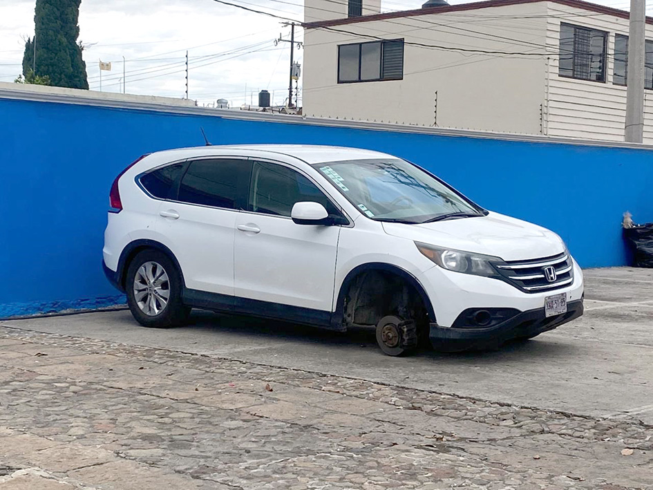 El colmo, roban llantas en atrio de La Magdalena