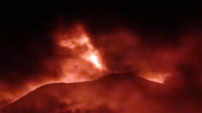 Cierran aeropuerto de Sicilia por erupción de volcán Etna