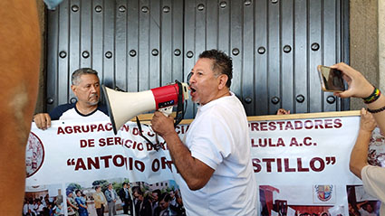 Comerciantes de A. O. C., se manifiestan contra el gobierno