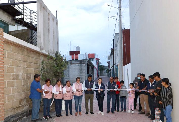 En equipo con vecinos, mejoran calle en Momoxpan