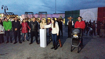 Inaugura Paola Angon adornos patrios, que iluminarán durante septiembre