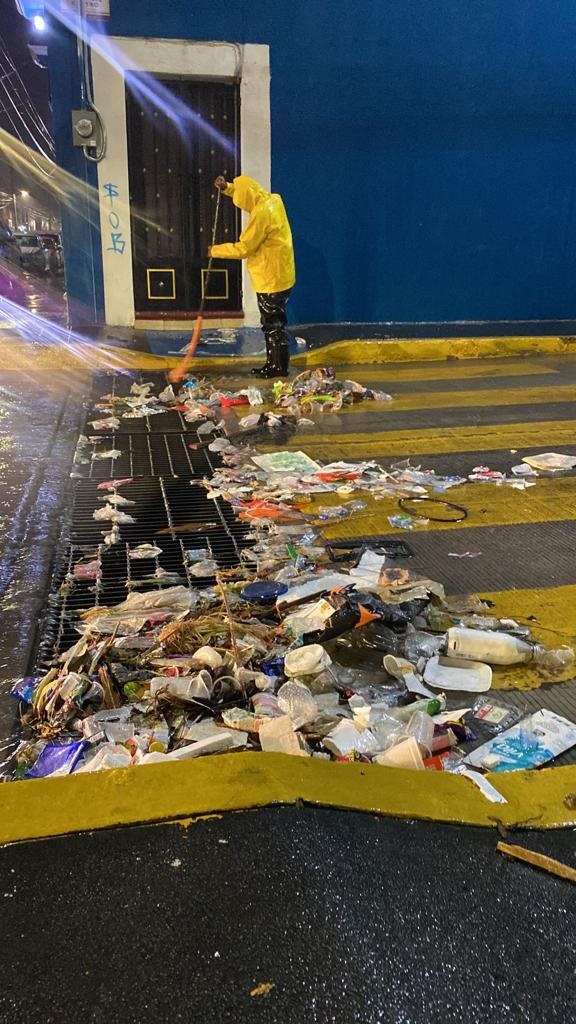 Las lluvias dañan luminarias y arrastran basura