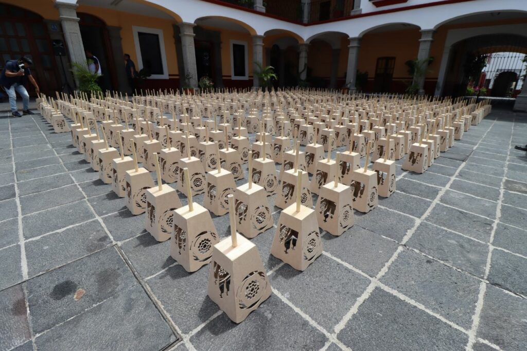 Mayordomos reciben faroles para procesión del 31 de agosto
