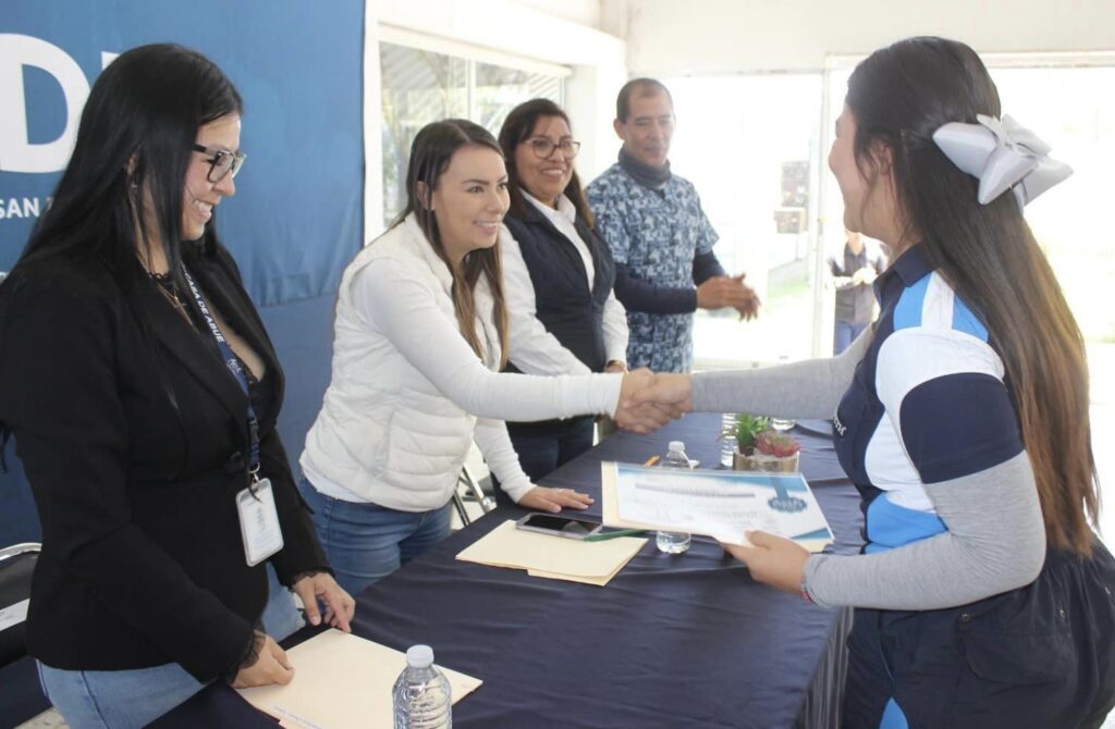 Presidenta del DIF, reconoce a estudiantes de fisioterapia