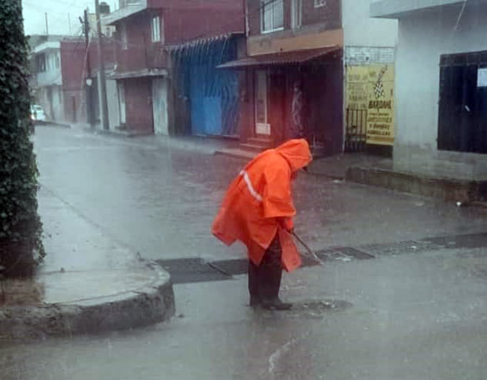 Torrencial aguacero, inunda calles en la ciudad