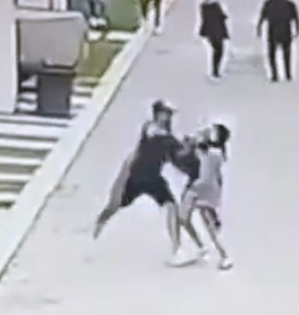 Colombiano captado cuando agrede a su pareja  * Vecinos del fraccionamiento defienden a fémina * Dicen que el extranjero es muy violento  Por Julio CÉSAR SOLÍS