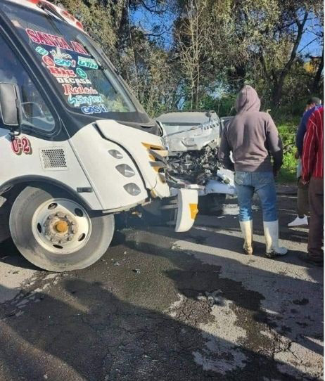 Aparatoso choque de particular contra colectivo  * Circulaban en la carretera Xalmimilulco-Calpultitlan  Por Sofía LINARES