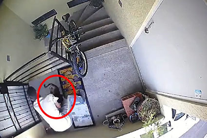 Desde un 3er piso lo arrojó, luego de patearlo