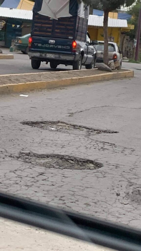Xalmimilulco, plagado de baches  * Vecinos exigen jornada de bacheo, como en la cabecera  Por Sofía LINARES