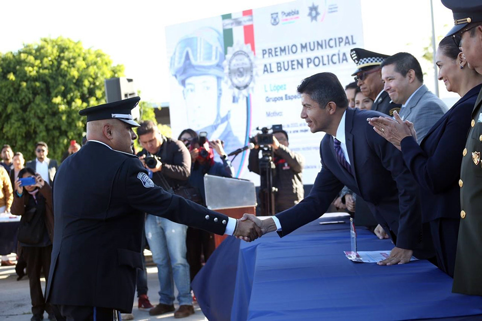 Ayuntamiento de Puebla condecora a nueve policías destacados