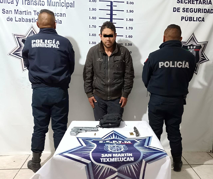 Andaba armado, municipales lo detienen  * Le encontraron una pistola y un puñal