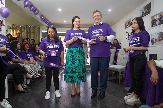 Marcelo Ebrard y Rosalinda Bueso dan el banderazo nacional a 200 Casas Violeta