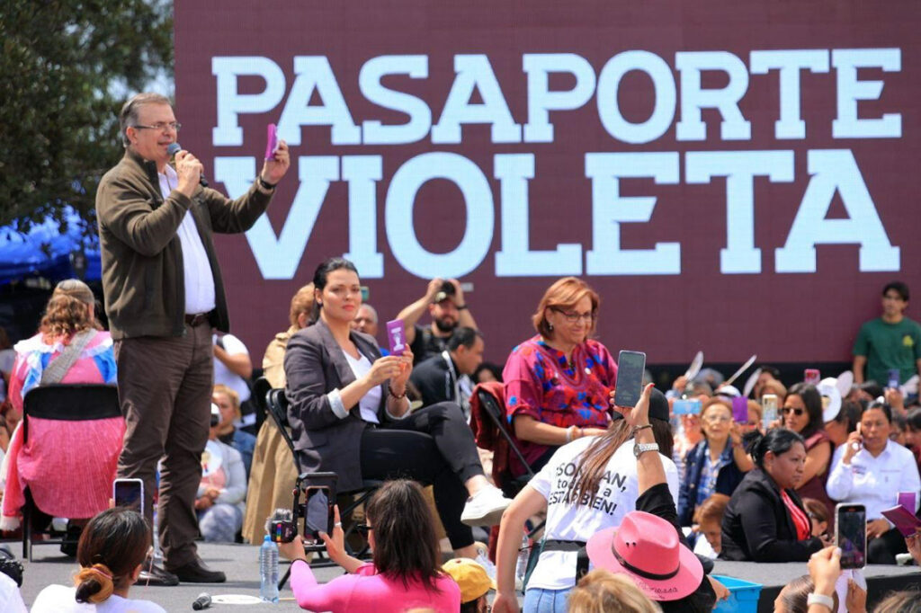 Marcelo Ebrard presenta el Pasaporte Violeta para apoyar a las mujeres que son jefas de familia