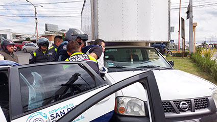Golpeado agente vial, por conductor infractor