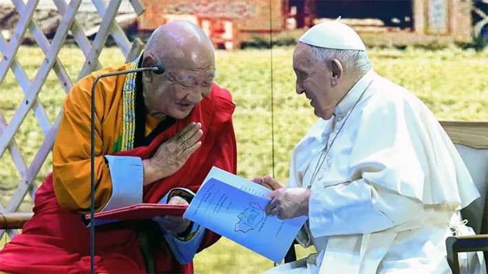 En Mongolia, el Papa pide a religiones armonía para el mundo ante conflictos