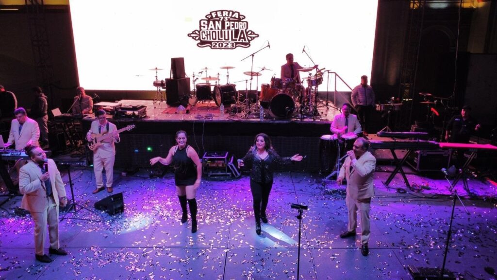 Fiesta Magnífica con 4 grupos musicales pusieron a bailar a todos en la feria