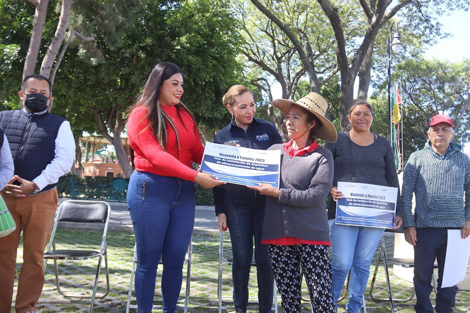 Reciben 500 familias sus tinacos