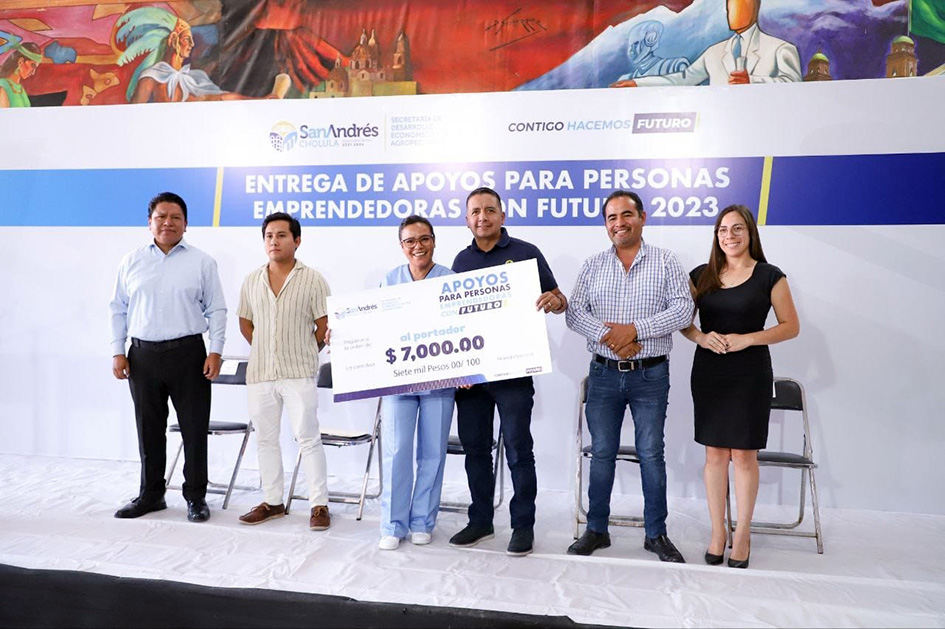 Entrega Mundo Tlatehui apoyos económicos a personas emprendedoras del municipio