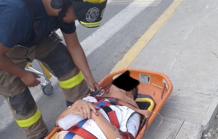 Con todo y moto, quedó en una zanja  * Iba a gran velocidad cuando perdió el control  Por Julio CÉSAR SOLÍS