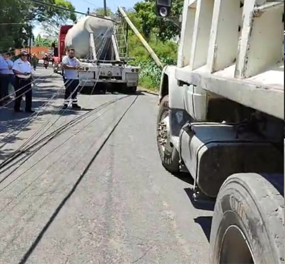 Por mayoreo más barato, tiró 8 postes  * Dos mujeres resultaron lesionadas * Camionero necio, jaló los cables y causó el accidente  Por Julio CÉSAR SOLÍS