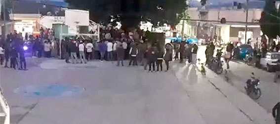 Policías retenidos por salvar a ladrón