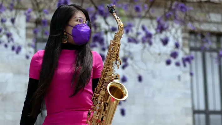 Atentan contra la saxofonista María Elena Ríos; la persiguen a balazos