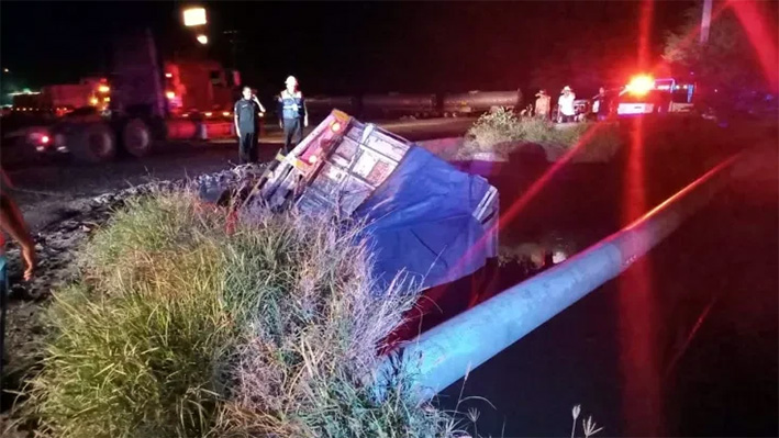 Pipa con fertilizantes cayó a canal y dejó sin agua a Los Mochis, Sinaloa