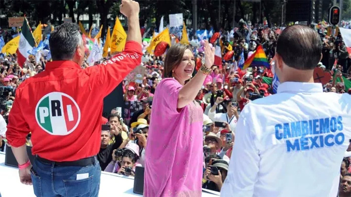Xóchitl Gálvez recibe constancia como responsable del Frente Amplio por México