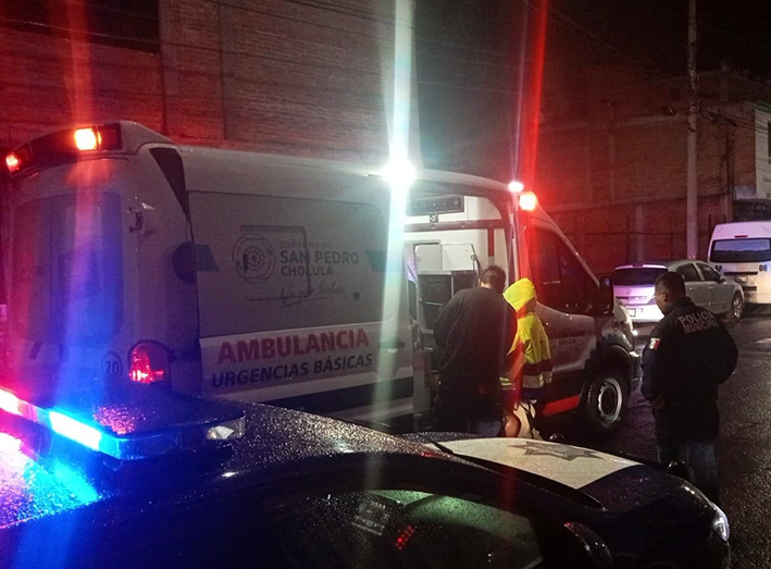 Motociclista choca contra barda de una vivienda
