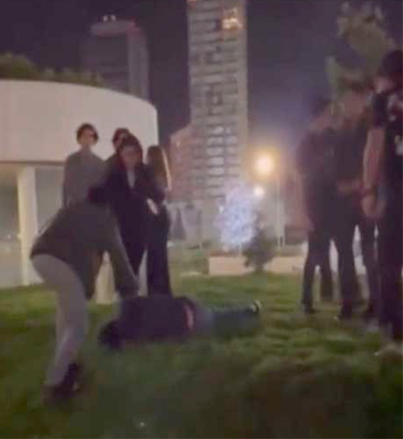 Por defender a una amiga, lo golpean sin piedad