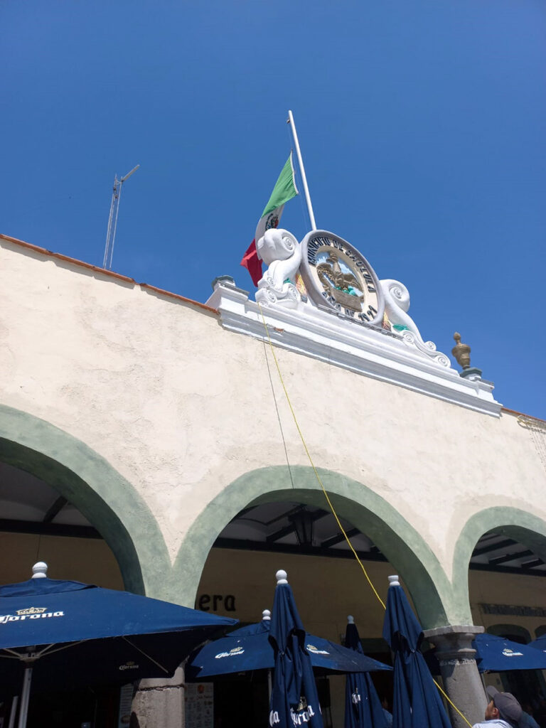 Accidente histórico, tiran jarrón de asta bandera