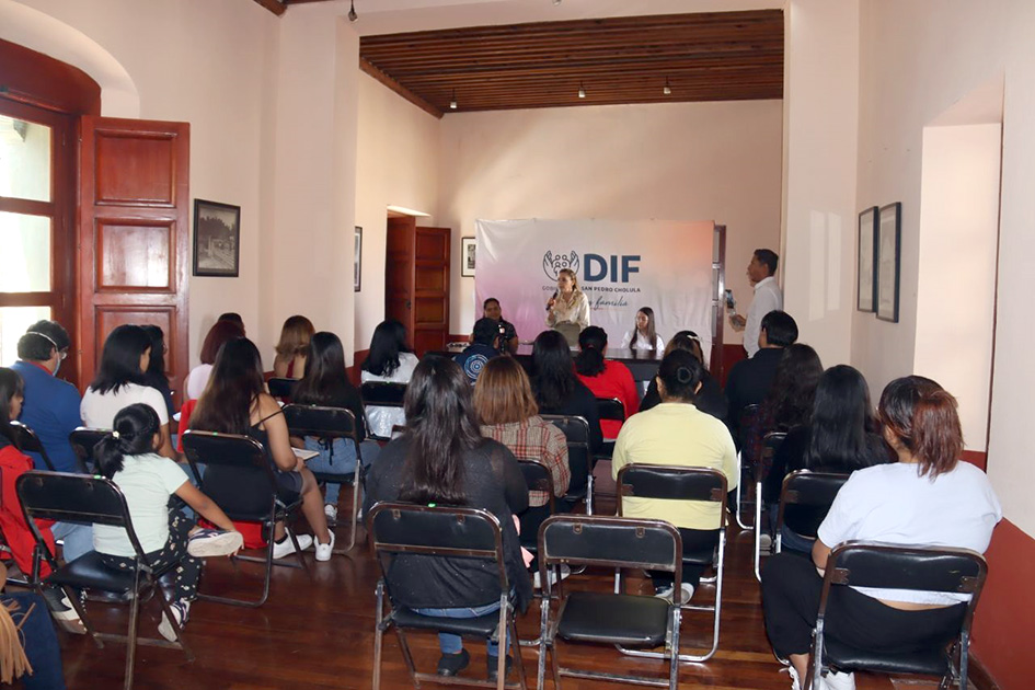Paola Angon y María De la Barreda entregan certificados a egresados de CECADE