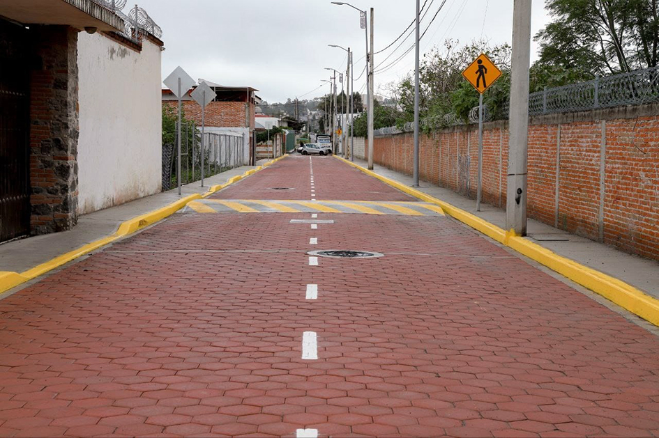 Entrega e inicia obra de adoquinamiento Mundo Tlatehui