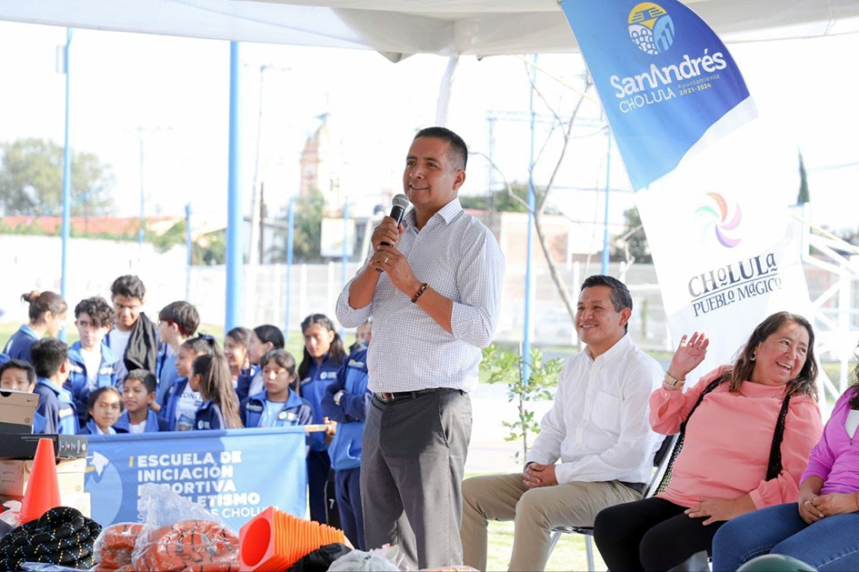 Uniformes y material deportivo a las seis escuelas de iniciación, entregó Mundo Tlatehui