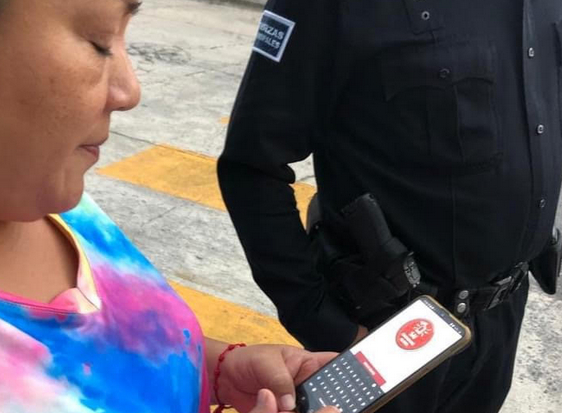 Roba-celulares, no logró escapar de enojados vecinos  * Arrebató el aparato a una mujer, misma que fue apoyada  Por Julio CÉSASR SOLÍS