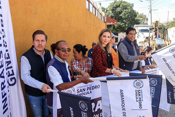 Inician pavimentación de calle en Momoxpan