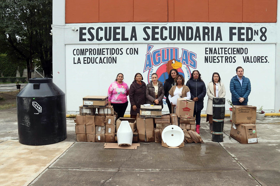 Paola Angon realizó dos entregas más de sanitarios completos, en favor de la educación
