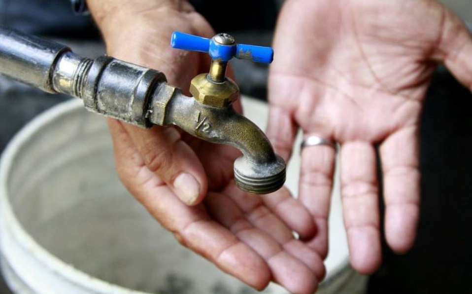 Sin agua potable el barrio de Mixquitla